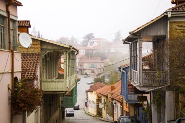 Sighnaghi köyü ahşap balkon, Kakheti, Georgia 'da renkli evler.