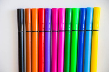 Beyaz arkaplanda renkli pazarlar, boyama ve çizim için işaretler, çok renkli