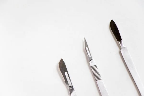 Chirurgie Mes Steriele Tafel Scalpel Close Operatie Apparatuur Witte Achtergrond — Stockfoto