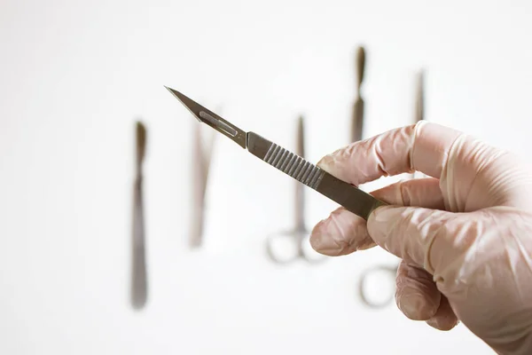 Couteau Chirurgical Tenant Sur Fond Blanc Prise Vue Studio Matériel — Photo