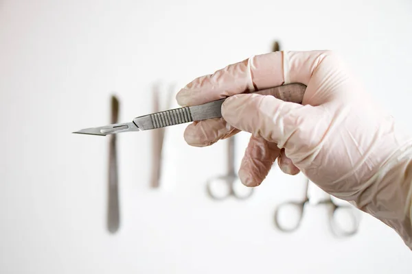 手术刀保持在白色背景 工作室拍摄 操作设备 白手套 — 图库照片