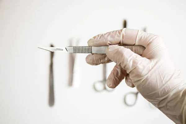 Chirurgenmesser Auf Weißem Hintergrund Studioaufnahme Betriebsmittel Weißer Handschuh — Stockfoto