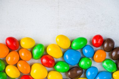 Beyaz arkaplanda M & M 'nin şekeri, renkli şeker dokusu, çok renkli gradyan.