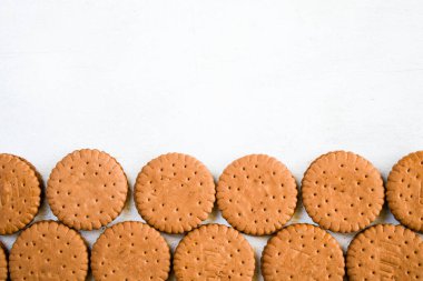 Beyaz arka planda kurabiyeler, çikolatalı ve fındıklı tatlı