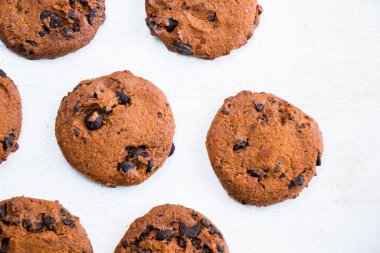 Beyaz arka planda kurabiyeler, çikolatalı ve fındıklı tatlı