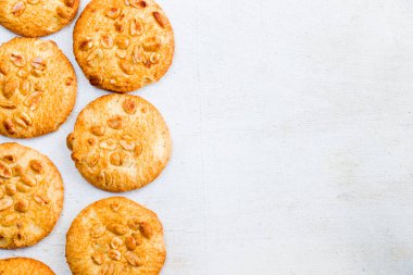 Beyaz arka planda kurabiyeler, çikolatalı ve fındıklı tatlı