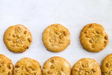 Beyaz arka planda kurabiyeler, çikolatalı ve fındıklı tatlı