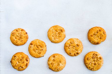 Beyaz arka planda kurabiyeler, çikolatalı ve fındıklı tatlı