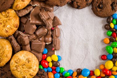 Beyaz arka planda çikolata şekeri, renkli şeker dokusu, yakın plan ve makro