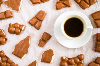 Beyaz arka planda bir fincan siyah espresso kahve ve çikolata, sabah kahve saati.