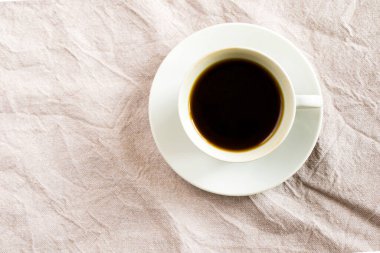 Beyaz örtülü siyah espresso kahvesi, sabah içkisi, yüksek açı.