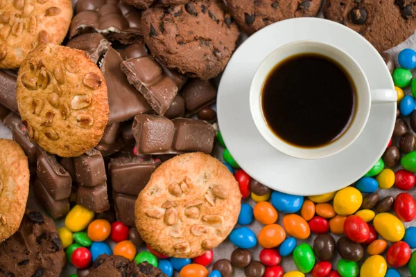 Tasse Schwarzer Espresso Kaffee Und Schokolade Bonbons Und Kekse Bunte — Stockfoto