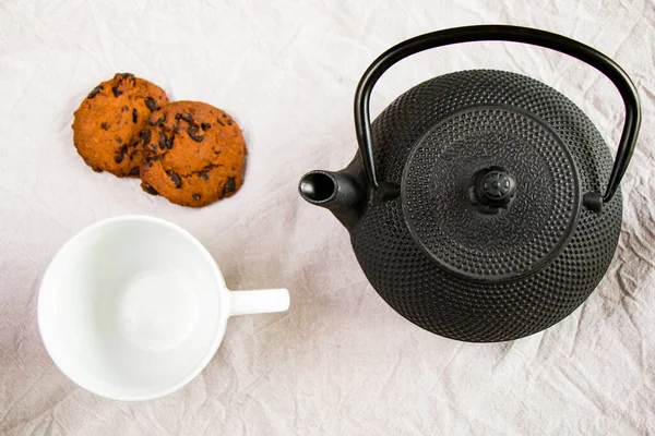 Tasse Tee Eiserne Teekanne Und Kekse Auf Weißem Tuch Hintergrund — Stockfoto