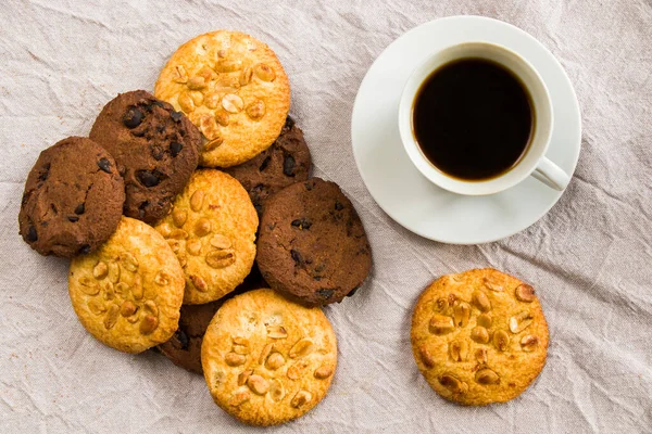 Tasse Schwarzer Espresso Und Kekse Auf Weißem Tuchhintergrund Morgendliches Essen — Stockfoto