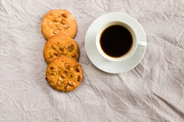 Tasse Schwarzer Espresso Und Kekse Auf Weißem Tuchhintergrund Morgendliches Essen — Stockfoto