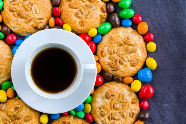 Tasse Mit Schwarzem Espresso Kaffee Und Schokolade Bonbons Und Keksen — Stockfoto