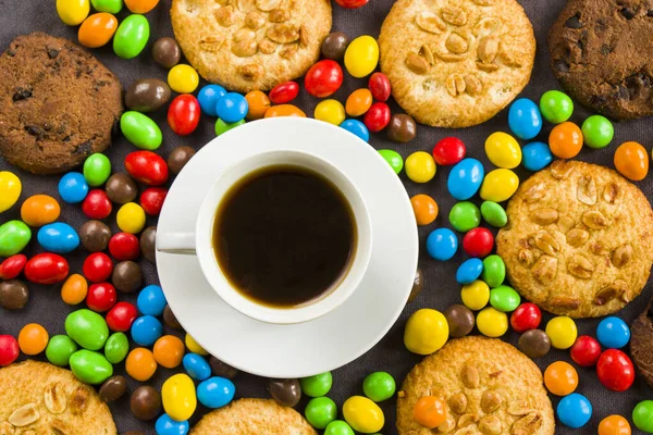 Tasse Mit Schwarzem Espresso Kaffee Und Schokolade Bonbons Und Keksen — Stockfoto