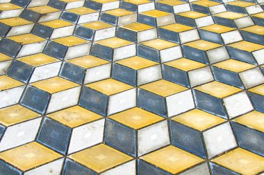 Tiflis parkında geometri küpleri optik illüzyon zemini. Geometri figürü arka planı. Sarı ve siyah.