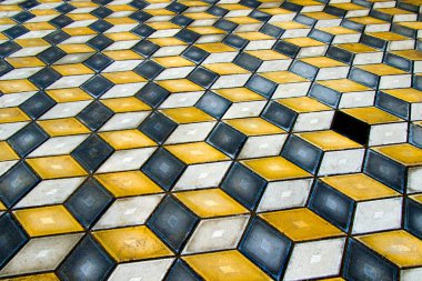 Tiflis parkında geometri küpleri optik illüzyon zemini. Geometri figürü arka planı. Sarı ve siyah.