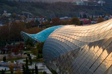Tiflis, Gürcistan - 1 Aralık 2020: Rikhe Parkı Tiflis 'teki tarihi binalar.