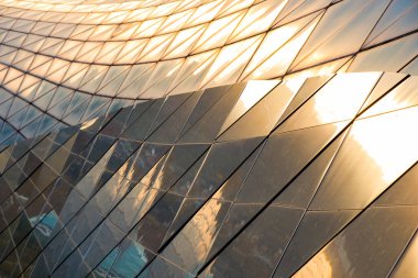 Metal ve cam zemin, gün batımında dış dokunun inşası, güneş ışığı ve yansıması, modern mimari
