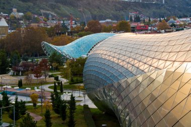 Tiflis, Gürcistan - 1 Aralık 2020: Rikhe Parkı Tiflis 'teki tarihi binalar.