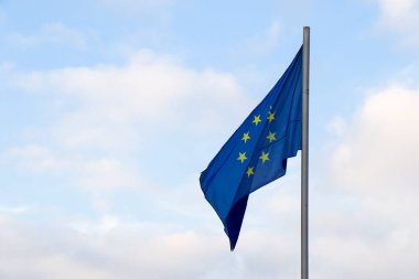 Tiflis 'te Avrupa Birliği bayrağı, dalgalar ve bulutlu gökyüzü