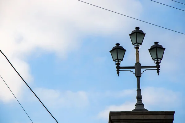 Luces Calle Fondo Del Cielo Azul Tiflis Georgia —  Fotos de Stock