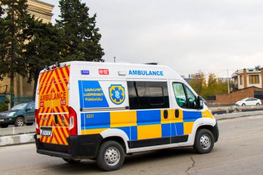 Tiflis, Gürcistan - 01 Aralık 2020: Tiflis Caddesi 'ndeki ambulans aracı.