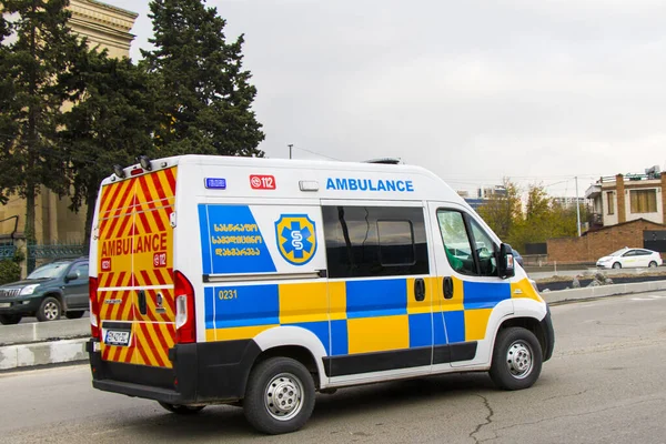 Tiflis, Gürcistan - 01 Aralık 2020: Tiflis Caddesi 'ndeki ambulans aracı.