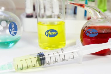 Yeni Pfizer aşısı. Tıbbi iğne ve cam eşyalar, korona virüsü veya covid-19 aşısı. Yakın plan..