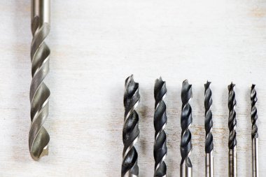 Beyaz zemin üzerinde paslanmaz çelik matkap başlıkları, ahşap ve metal matkap başlıkları