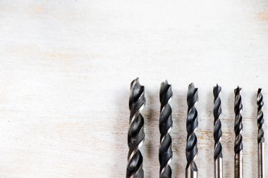 Beyaz zemin üzerinde paslanmaz çelik matkap başlıkları, ahşap ve metal matkap başlıkları