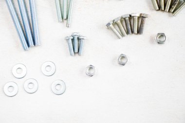 Beyaz arka planda sürgüler, yapı malzemesi