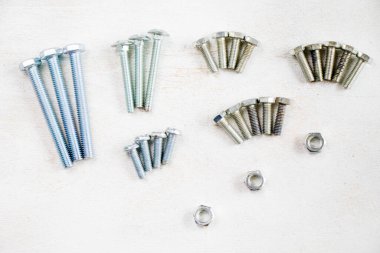 Beyaz arka planda sürgüler, yapı malzemesi