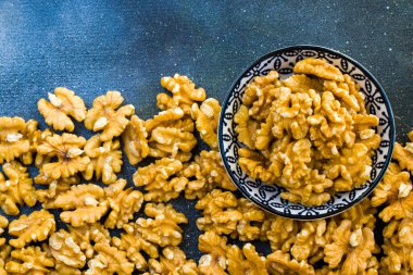 Mavi arka planda ceviz, ceviz çerezi, yüksek açılı manzara.