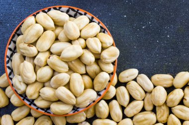 Masada fındıklar, büyük bir grup fındık, mavi arka planda sağlıklı atıştırmalıklar.