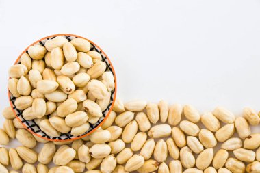 Masada fındıklar, büyük bir grup fındık, beyaz arka planda sağlıklı atıştırmalıklar.