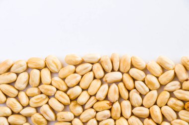 Masada fındıklar, büyük bir grup fındık, beyaz arka planda sağlıklı atıştırmalıklar.