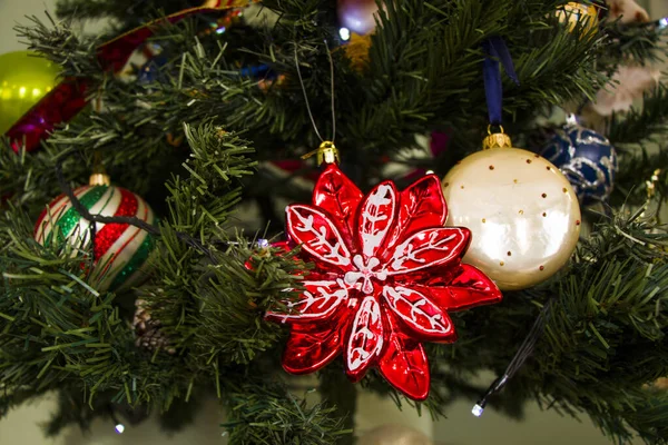 Weihnachtsbaum Spielzeug Lichter Und Girlanden Nahaufnahme — Stockfoto