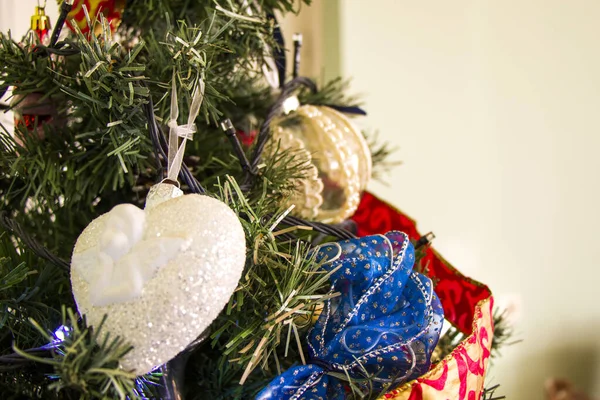 Weihnachtsbaum Spielzeug Lichter Und Girlanden Nahaufnahme — Stockfoto