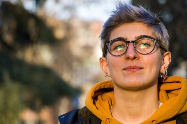 Genç yetişkin kadın portresi gün batımında Tiflis, Georgia 'da parkta.