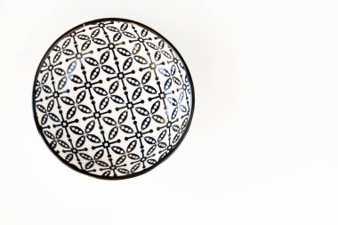 Beyaz zemin üzerinde siyah ve beyaz kâse, geometri tasarımı, beyaz izole edilmiş.