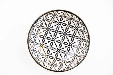 Beyaz zemin üzerinde siyah ve beyaz kâse, geometri tasarımı, beyaz izole edilmiş.