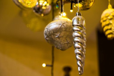 Noel ağacı, oyuncaklar, ışıklar ve çelenkler, yakın plan.