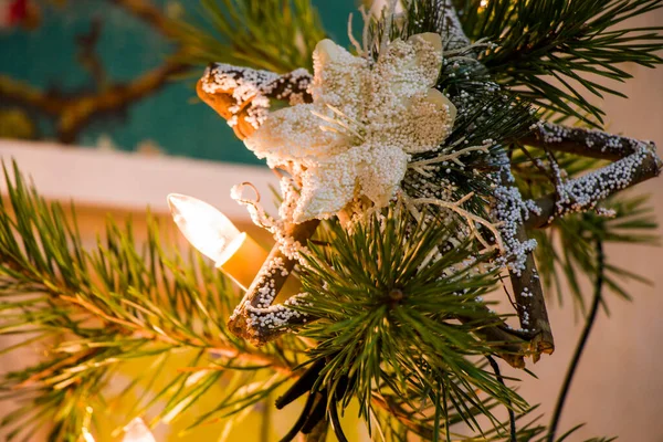 Χριστουγεννιάτικο Δέντρο Παιχνίδια Φώτα Και Γιρλάντες Κοντινό Πλάνο — Φωτογραφία Αρχείου