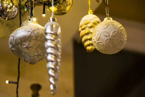 Weihnachtsbaum Spielzeug Lichter Und Girlanden Nahaufnahme — Stockfoto