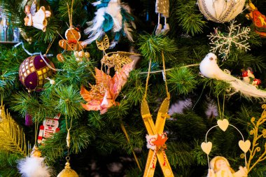 Noel ağacı, oyuncaklar, ışıklar ve çelenkler, yakın plan.