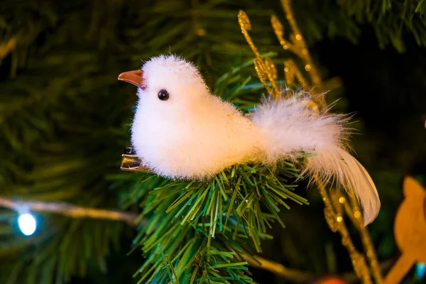 Albero Natale Giocattolo Uccelli Bianchi Ramo Verde — Foto Stock