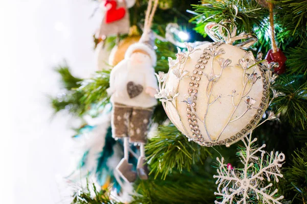 Weihnachtsbaum Spielzeug Lichter Und Girlanden Nahaufnahme — Stockfoto